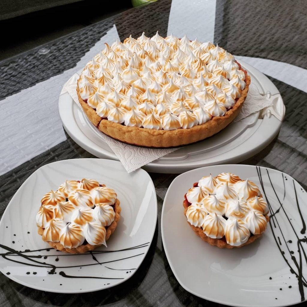 Mascarpone-Baiser-Tarte mit Beeren flambiert