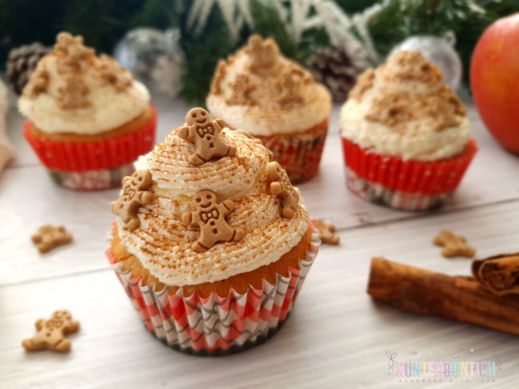 Apfel-Zimt-Cupcakes mit Mascarpone-Sahne und kleinen Keksen