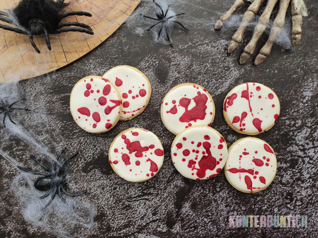 Halloween Splatter-Cookies Mürbteig Zuckerguss Lebensmittelfarbe