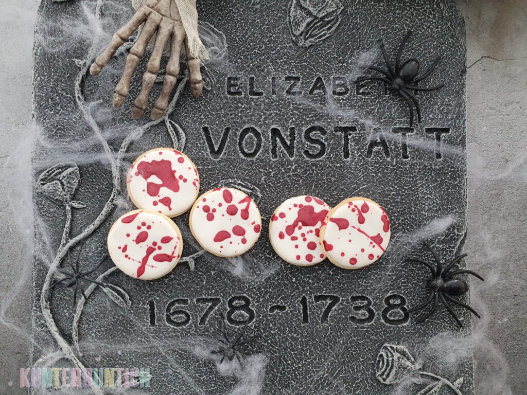 Halloween Splatter-Cookies Mürbteig Zuckerguss Lebensmittelfarbe