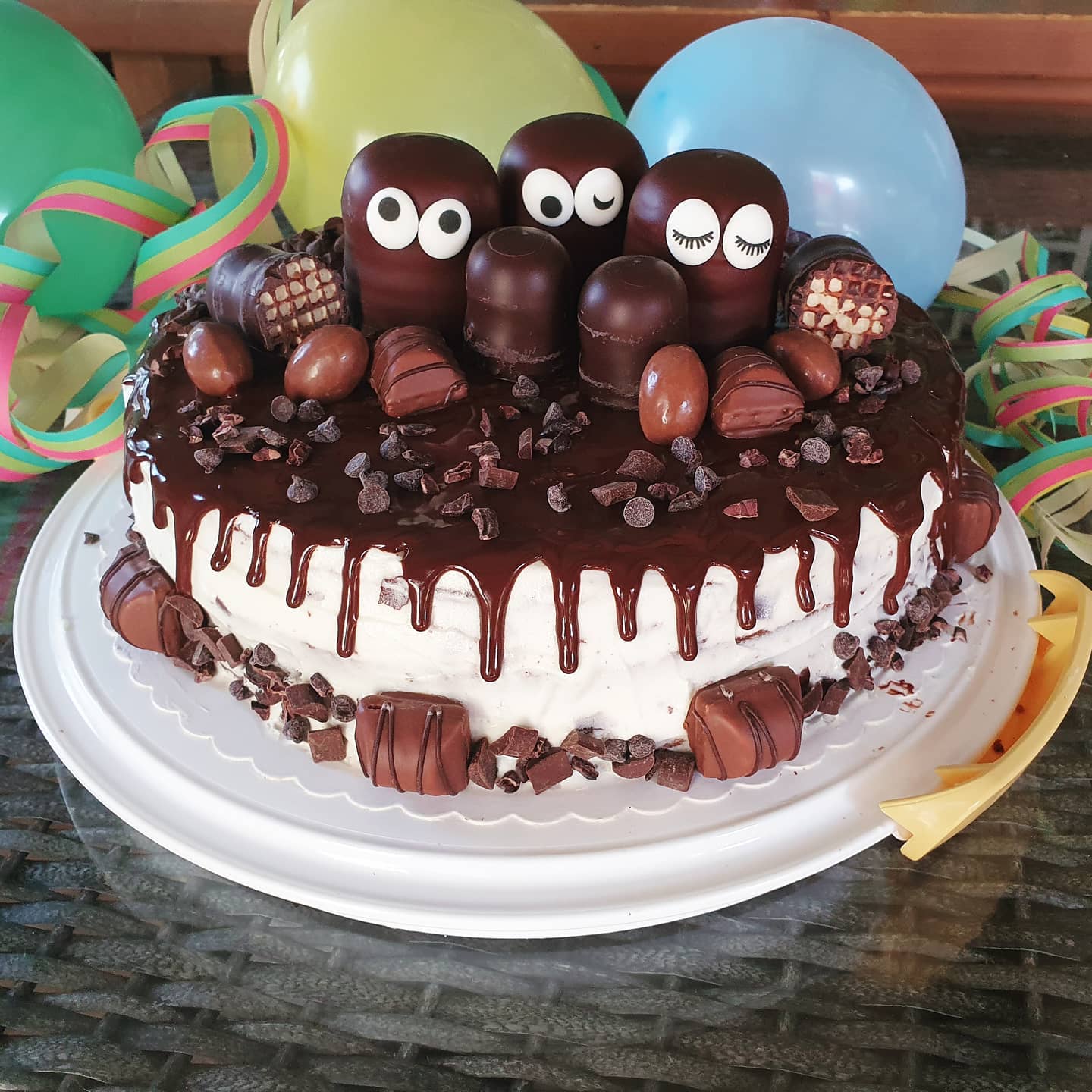 Chocolate overload cake 🤤🍫
#kunterbuntich #backen #schokolade #chocolateoverload #schaumküsse #dickmanns #kindergeburtstag